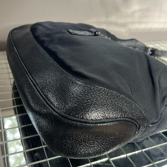 Gucci Jackie Black Nylon and Pebbled Leather Piston Closure Shoulder Bag - Picture 8 of 16